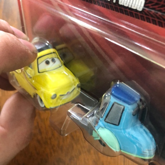 DISNEY Pixar Cars Luigi & Guido Toy Set - Picture 4 of 7
